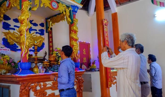 Người dân địa phương về Lăng Ông Nam Hải vạn đầm Hưng Lương dâng hương cầu nguyện những điều tốt đẹp. Ảnh: Ngọc Nhuận