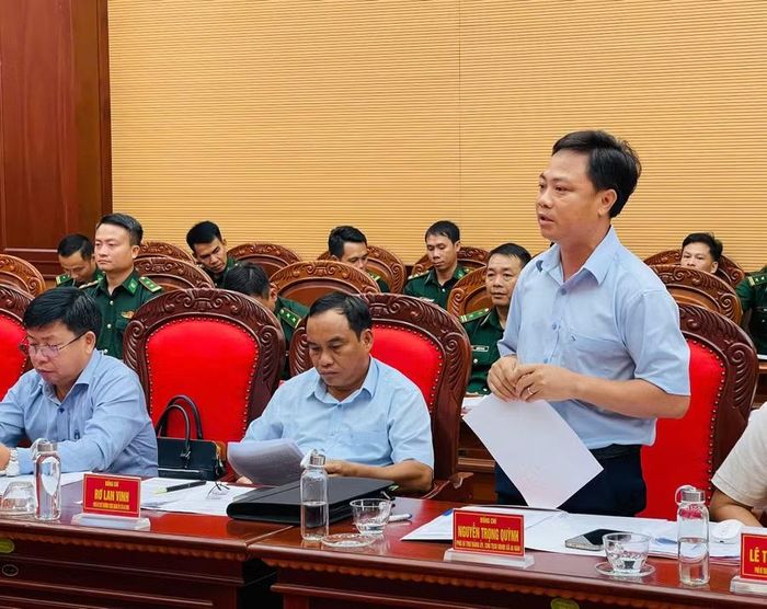 Chủ tịch UBND xã Ia Nan Nguyễn Trọng Quỳnh tham gia ý kiến tại hội nghị. Ảnh: P.D