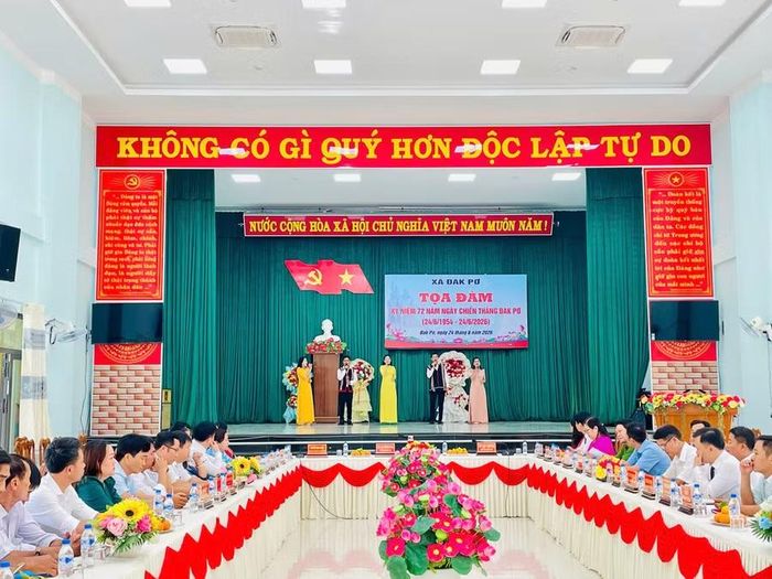  Quang cảnh buổi tọa đàm nhân kỷ niệm 72 năm Chiến thắng Đak Pơ. Ảnh: Tuyết Mai 