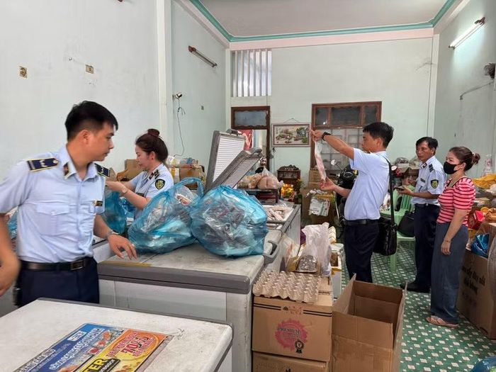 Cán bộ Đội Quản lý thị trường số 5 kiểm tra cơ sở T.H. (phường Quy Nhơn Bắc). Ảnh: Vũ Nguyễn