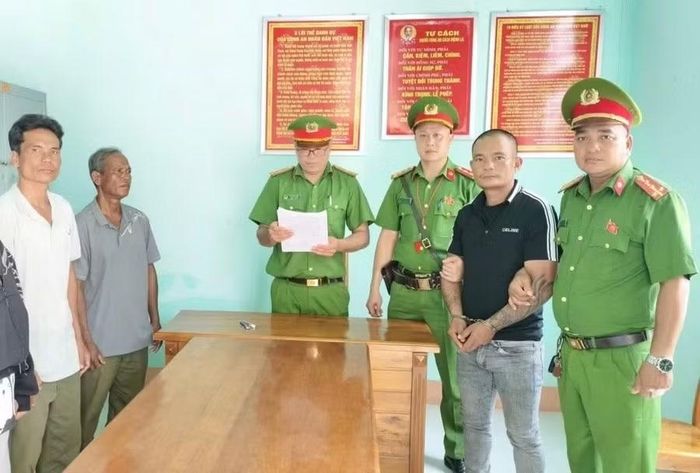 Đối tượng Trung (thứ 2 từ phải qua) bị khởi tố, tạm giam. Ảnh: ĐVCC