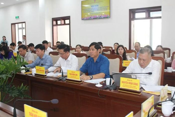  Đồng chí Trần Minh Sơn - Ủy viên Ban Thường vụ Tỉnh ủy, Phó Chủ tịch Thường trực Ủy ban MTTQ Việt Nam tỉnh Gia Lai (vị trí thứ 2 từ phải sang) tham dự hội nghị. Ảnh: N.A 