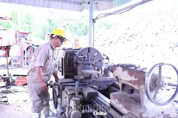 Thực hiện tiện các phụ tùng máy để sửa chữa máy ngay tại công trường.