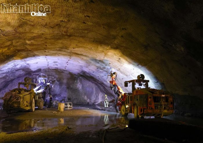 Hoạt động thi công xuyên hầm.