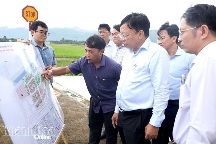Đồng chí Lê Huyền - Phó Chủ tịch UBND tỉnh kiểm tra vị trí xây dựng các khu tái định cư thuộc Dự án thành phần 2.