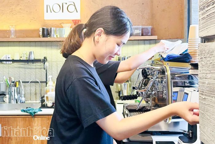 Bạn Nguyễn Thị Kim Thùy pha chế đồ uống cho khách hàng trong ca làm thêm.