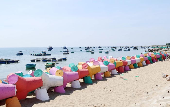 Điểm nhấn của công trình là các khối bê tông chắn sóng được sơn nhiều gam màu tươi sáng.