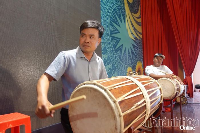 Anh Châu Đại Sang trong đội hình đánh trống ginăng.