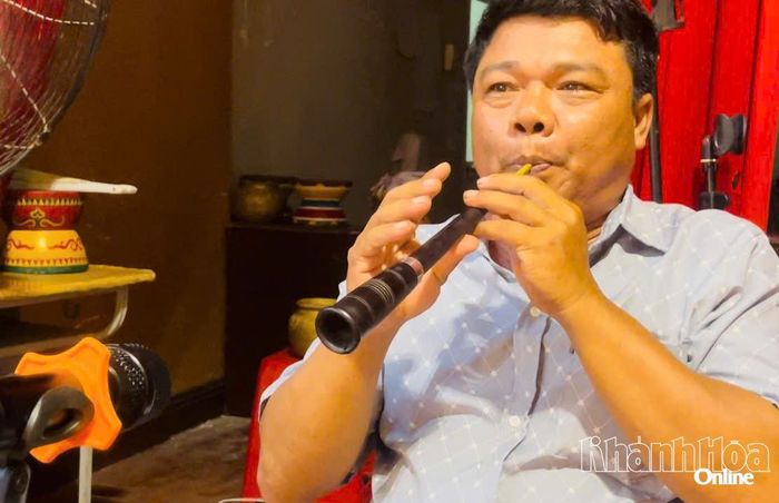 Một nghệ nhân thổi kèn saranai luyện tập cho chương trình văn nghệ của đoàn Khánh Hòa.