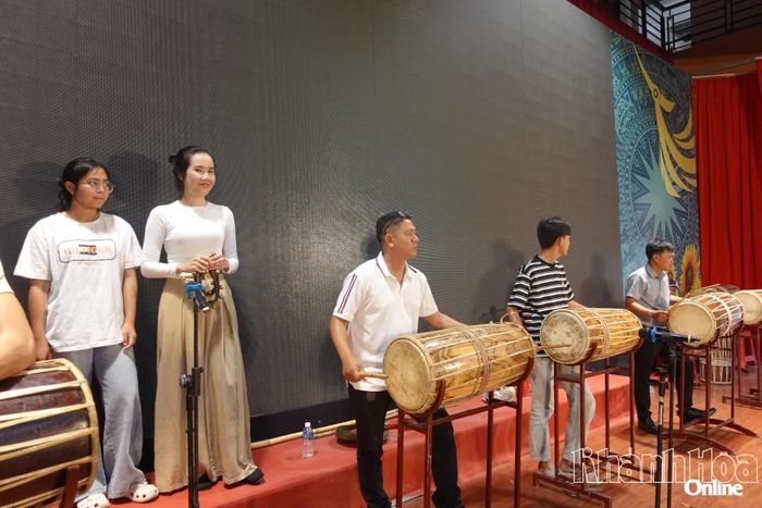 Dàn trống ginăng được đoàn Khánh Hòa bố trí nhiều hơn, tạo nên tiết tấu cuốn hút cho các tiết mục.
