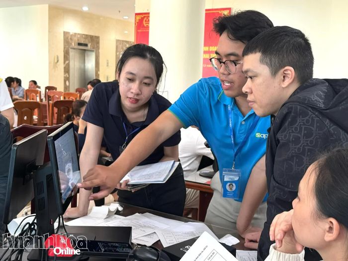 Người dân được hướng dẫn, thực hành các thao tác kê khai thuế.