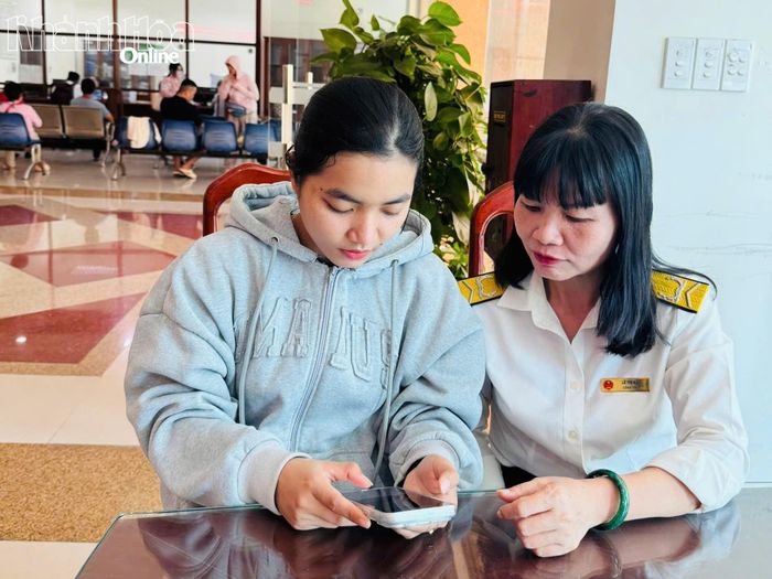 Cán bộ Thuế cơ sở 2 hướng dẫn người dân cài đặt ứng dụng eTax Mobile.