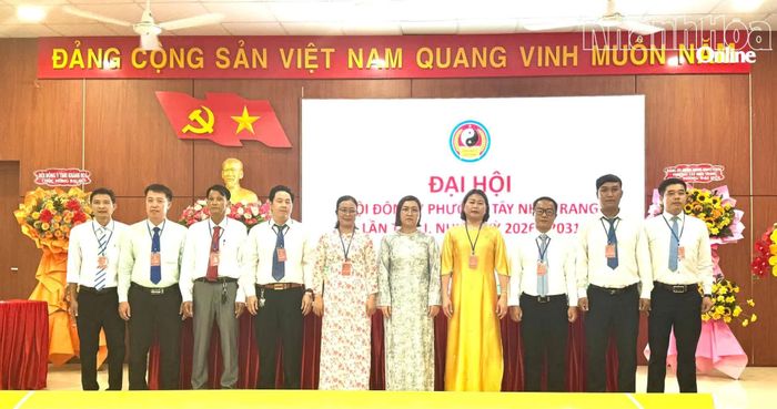 Ban Chấp hành Hội Đông y phường Tây Nha Trang nhiệm kỳ 2026-2031 ra mắt đại hội.