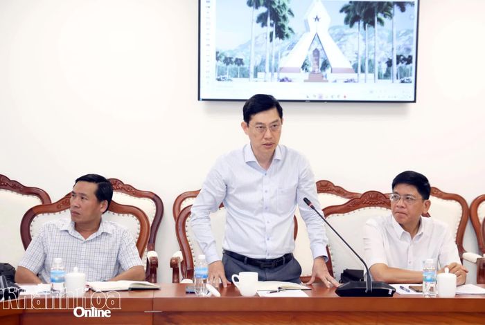 Lãnh đạo Sở Xây dựng tham gia góp ý tại cuộc họp.