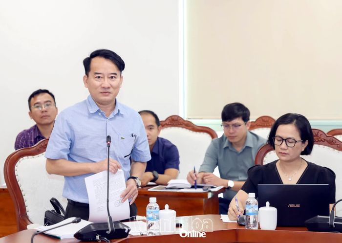 Lãnh đạo Sở Nội vụ báo cáo tại cuộc họp.