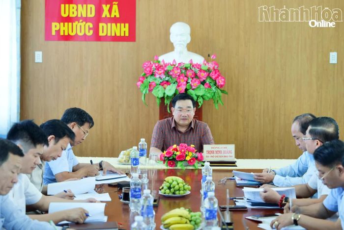 Phó Chủ tịch UBND tỉnh Trịnh Minh Hoàng chủ trì buổi làm việc.