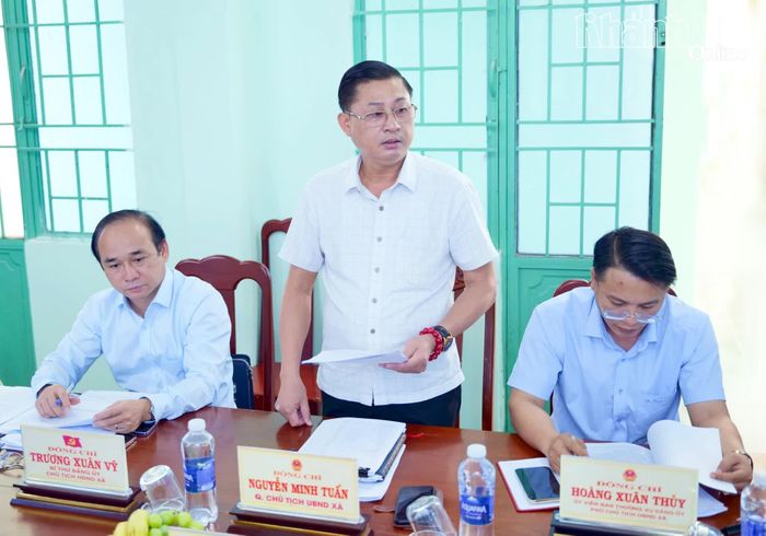 Lãnh đạo xã Phước Dinh thông tin các nội dung dự án đã thực hiện.