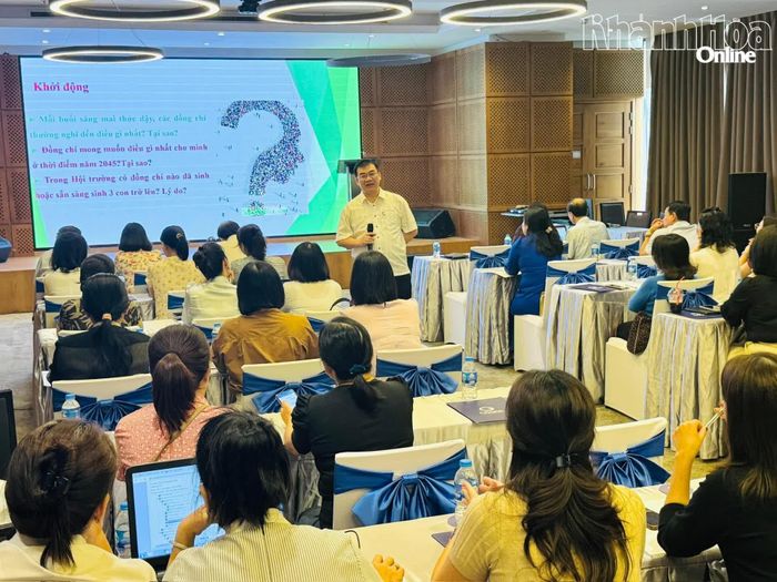 Các học viên được cập nhật chuyên đề tại lớp tập huấn