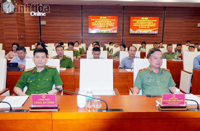 Thiếu tướng Nguyễn Hữu Phước cùng các đại biểu tham dự hội nghị.