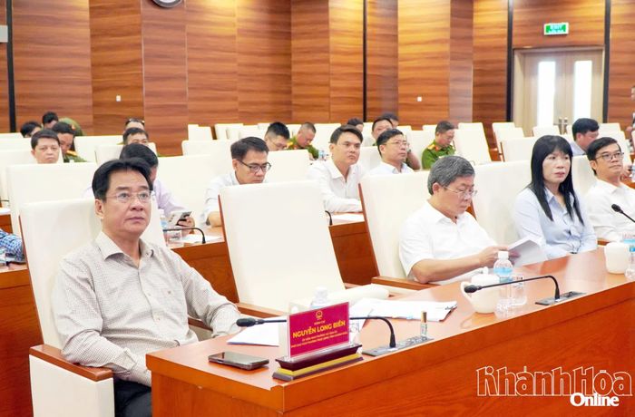 Đồng chí Nguyễn Long Biên và các đại biểu tham dự hội nghị.