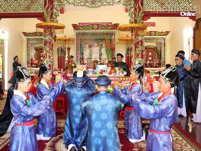 Thực hiện nghi lễ dâng hương lên thủy tổ ngành nghề yến sào.