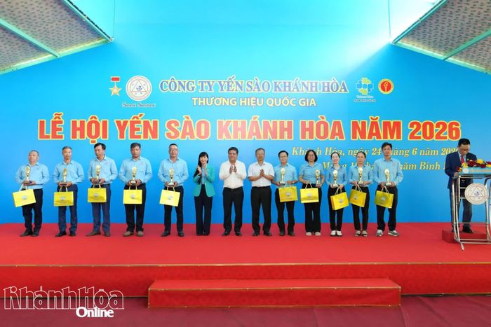 Đồng chí Bí thư Tỉnh ủy Trần Phong cùng lãnh đạo UBND tỉnh và công ty trao thưởng cho các cá nhân có thành tích xuất sắc.