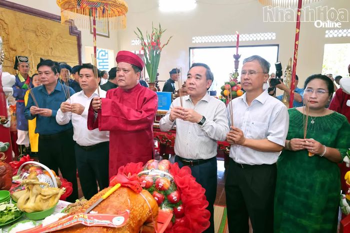 Các đồng chí lãnh đạo tỉnh dâng hương lên thủy tổ ngành nghề yến sào.