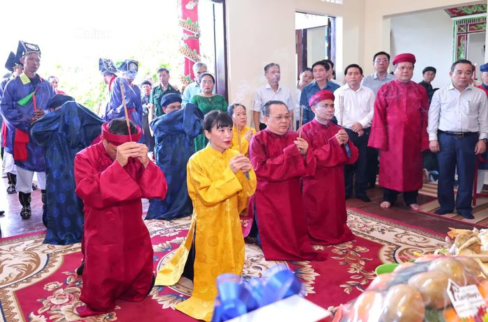 Lãnh đạo, nguyên lãnh đạo Công ty Yến sào Khánh Hòa thực hiện nghi lễ dâng hương lên thủy tổ ngành nghề yến sào. 