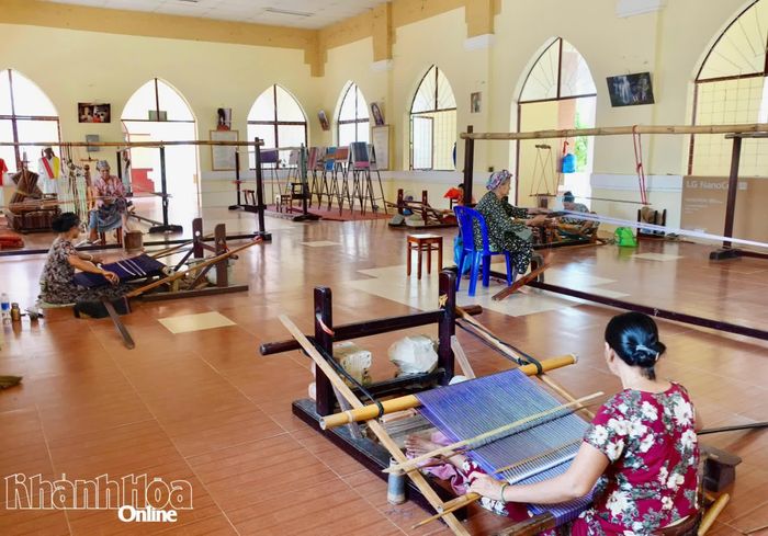 Dệt vải tại làng dệt thổ cẩm Chăm Mỹ Nghiệp.