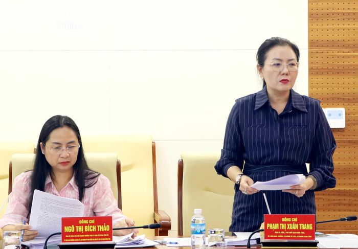 Đồng chí Phạm Thị Xuân Trang - Phó Chủ tịch HĐND tỉnh, Ủy viên Ban Thường vụ Đảng ủy Các cơ quan Đảng tỉnh nêu ý kiến tại hội nghị.