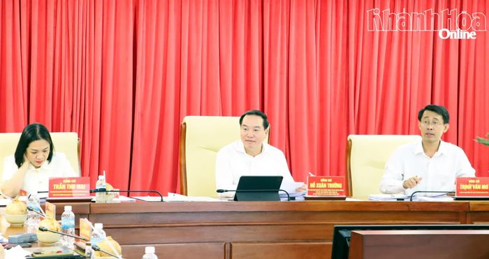 Phó Bí thư Thường trực Tỉnh ủy Hồ Xuân Trường và các đồng chí: Trần Thu Mai, Trịnh Văn Mơ chủ trì hội nghị.