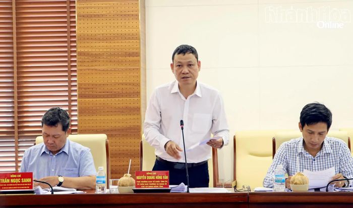 Đồng chí Nguyễn Quang Hồng Văn - Phó Trưởng Ban Tổ chức Tỉnh ủy, Ủy viên Ban Thường vụ Đảng ủy Các cơ quan Đảng tỉnh nêu ý kiến tại hội nghị.