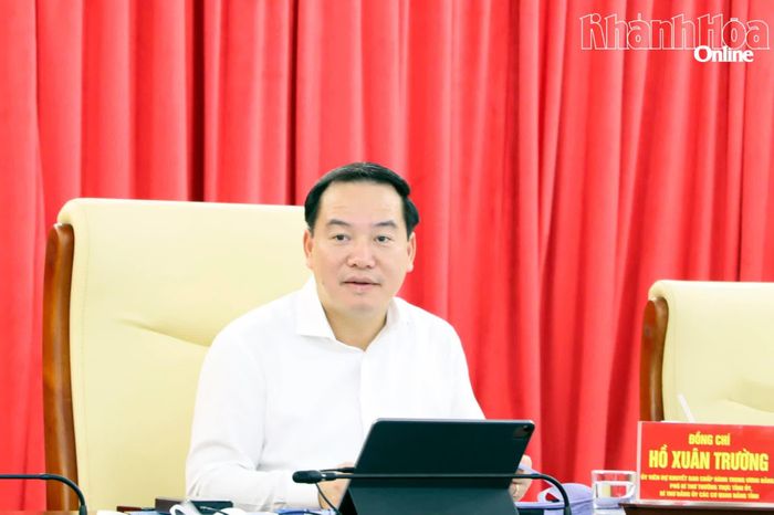 Phó Bí thư Thường trực Tỉnh ủy Hồ Xuân Trường cho ý kiến và xem xét các nội dung tại hội nghị.
