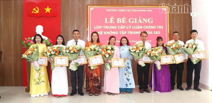 Lãnh đạo Trường Chính trị tỉnh trao giấy khen cho các học viên xuất sắc.