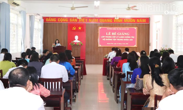 Quang cảnh lễ bế giảng.