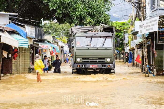 Lực lượng quân đội ứng cứu người dân phường Tây Nha Trang trong đợt mưa lũ cuối năm 2025.