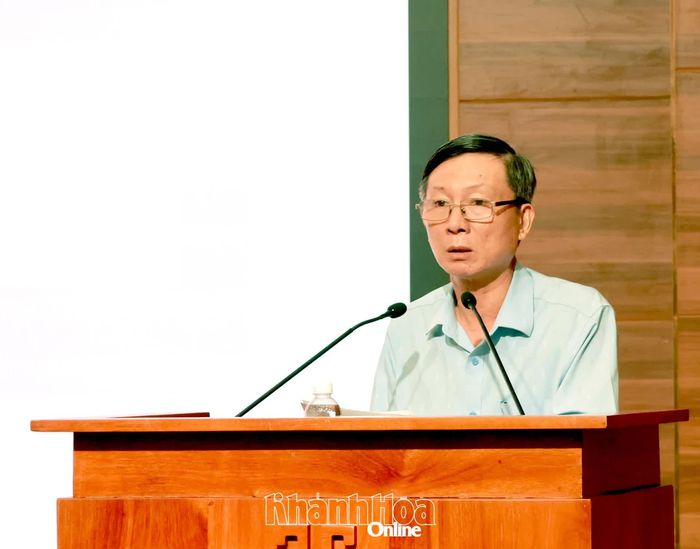 Lãnh đạo Sở Y tế trình bày tham luận tại hội nghị.