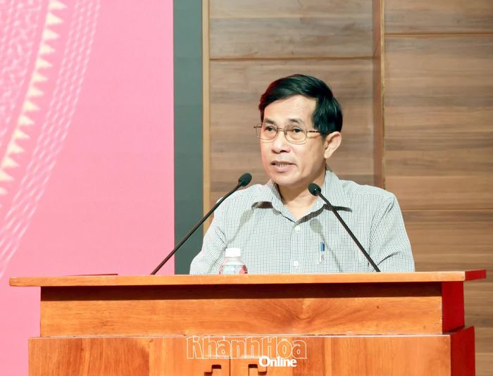 Lãnh đạo phường Nha Trang trình bày tham luận tại hội nghị.