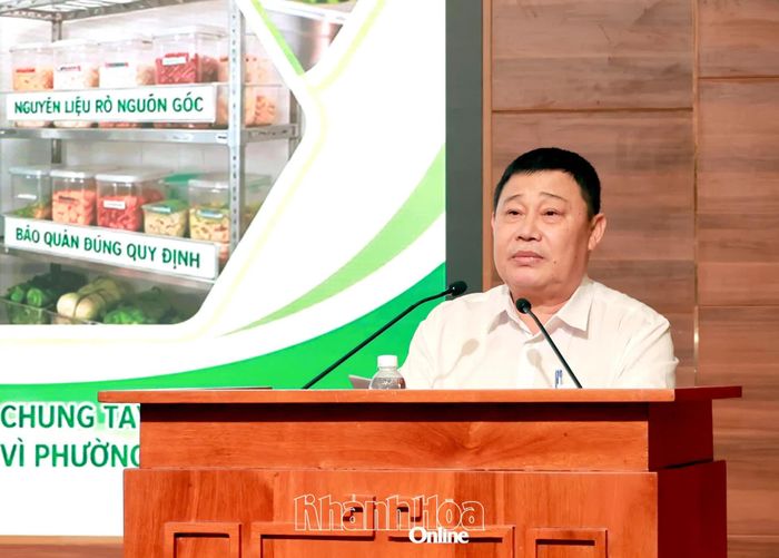 Lãnh đạo phường Phan Rang trình bày tham luận tại hội nghị.