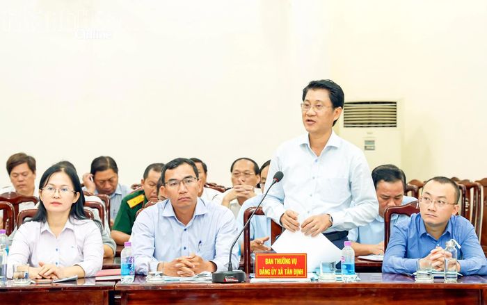 Lãnh đạo xã Tân Định báo cáo tại buổi làm việc.