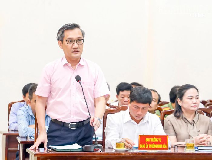 Lãnh đạo phường Ninh Hòa phát biểu tại buổi làm việc.