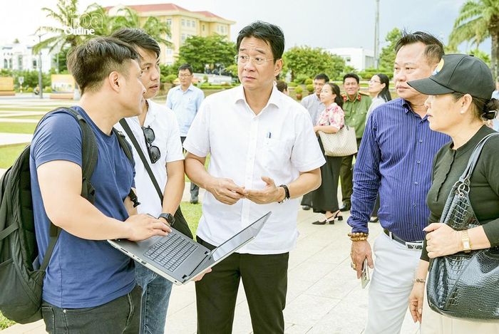 Phó Chủ tịch Thường trực UBND tỉnh Nguyễn Long Biên trao đổi với đơn vị tổ chức về tiến độ hoàn thiện các hạng mục phục vụ lễ khai mạc.