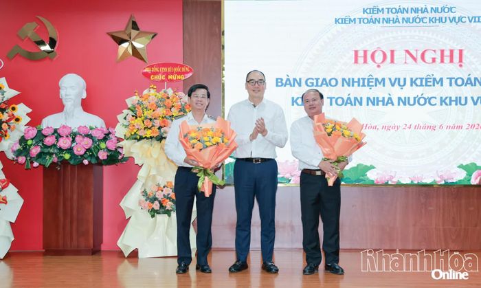 Đồng chí Bùi Quốc Dũng tặng hoa chúc mừng các cán bộ nhận nhiệm vụ mới.