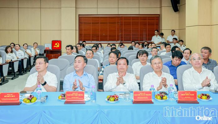 Các đồng chí lãnh đạo và đại biểu dự hội nghị.
