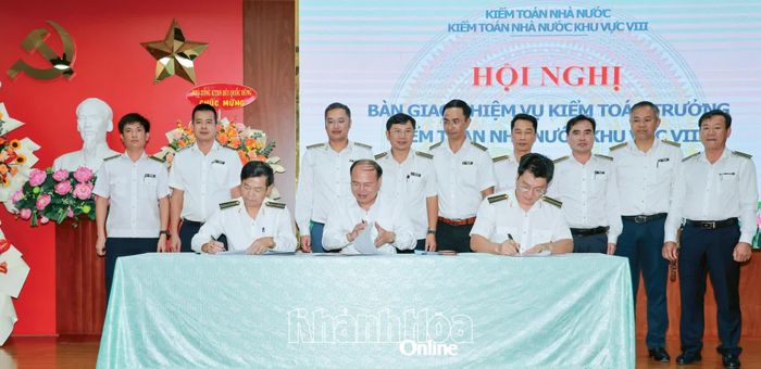 Các cán bộ được điều động đi và điều động đến ký biên bản bàn giao nhiệm vụ.