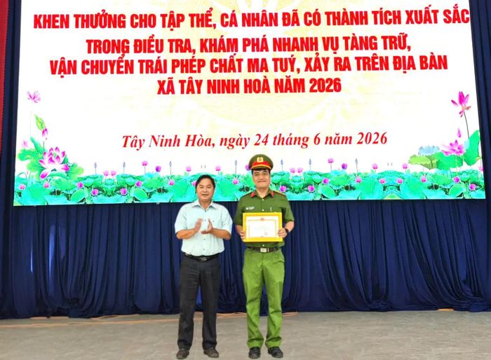 Lãnh đạo UBND xã trao giấy khen cho đại diện Công an xã Tây Ninh Hòa.