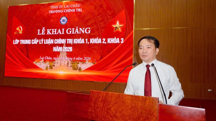 Hiệu trưởng Trường Chính trị tỉnh Lê Chí Công phát biểu tại lễ khai giảng.