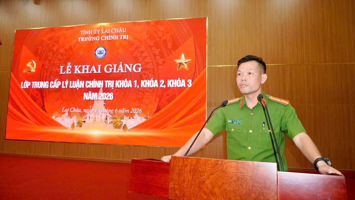 Đại diện học viên Lớp trung cấp lý luận chính trị khóa 3 phát biểu tại lễ bế giảng.