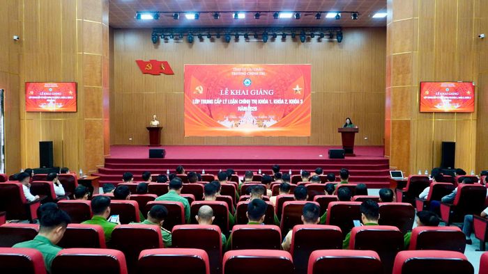 Quang cảnh lễ khai giảng.