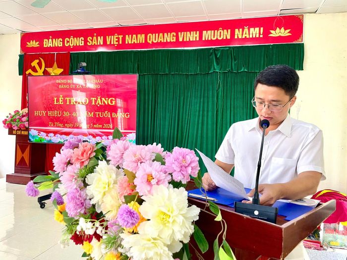 Đồng chí Lý Anh Sinh - Bí thư Đảng ủy, Chủ tịch HĐND xã Tà Tổng phát biểu tại buổi lễ.